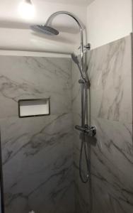 eine Dusche mit Duschkopf in einem Badezimmer in der Unterkunft La Pineta Santa Maria Maggiore Locazione Turistica in Santa Maria Maggiore + 23 Fotos