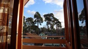 ventana con vistas a los árboles desde el balcón en Excelsior Guesthouse, en Jūrmala