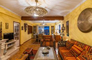 Χώρος καθιστικού στο Riad Serpa Galé - Luxury, private pool, AC, wifi, 5 min from the beach
