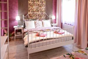1 dormitorio con 1 cama con paredes de color rosa en Penzion Swist, en Česká Ves