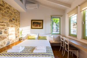 sypialnia z łóżkiem i kamienną ścianą w obiekcie Green Oasis Residence with Hot Tub w mieście Atsipopoulo +37 zdjęć