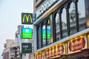 un signe de mcdonalds sur le côté d'un bâtiment dans l'établissement SureStay Heritage Walk By Best Western, à Amritsar