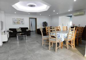 Posezení v ubytování Villa Luxueuse HIVA OA à 3 min à pied de la plage
