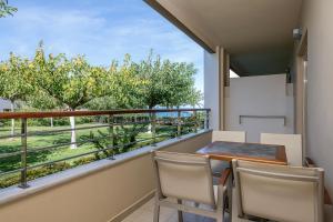 Rõdu või terrass majutusasutuses Cretan Dream Resort & Spa