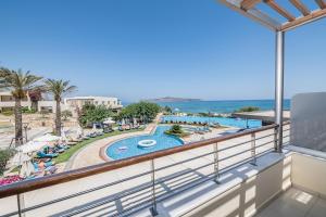 Vaade basseinile majutusasutuses Cretan Dream Resort & Spa või selle lähedal