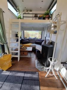 Palanda nebo palandy na pokoji v ubytování Sunset Tiny House GbR