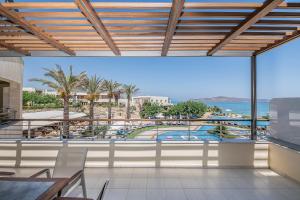 Balkón nebo terasa v ubytování Cretan Dream Resort & Spa