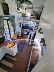einen Blick über ein Wohnzimmer und ein Esszimmer in der Unterkunft Sunset Tiny House GbR in Neuendorf