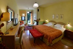 Un pat sau paturi într-o cameră la Astra hotel