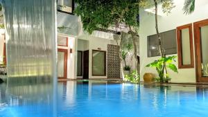 an indoor swimming pool with a water fountain at Sarina Hotel & Villa in Phnom Penh