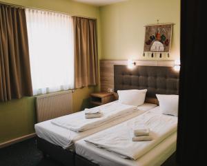 Säng eller sängar i ett rum på Hotel-Pension ODIN