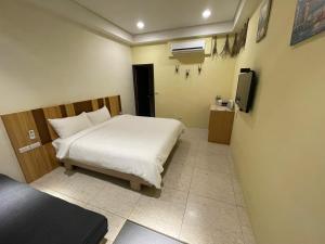 Een bed of bedden in een kamer bij 微笑18民宿 附車位