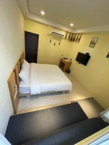 Een bed of bedden in een kamer bij 微笑18民宿 附車位