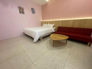 Een bed of bedden in een kamer bij 微笑18民宿 附車位