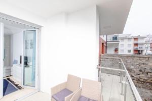 Pokój z balkonem ze szklanymi drzwiami w obiekcie Resort Apartamenty Klifowa Rewal 71 w Rewalu