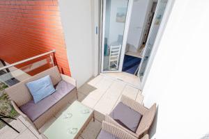 balkon ze stołem i krzesłami na balkonie w obiekcie Resort Apartamenty Klifowa Rewal 71 w Rewalu