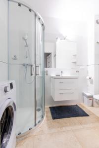 łazienka z pralką i umywalką w obiekcie Resort Apartamenty Klifowa Rewal 71 w Rewalu