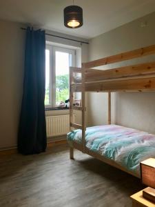 - une chambre avec des lits superposés et une fenêtre dans l'établissement Gîte aux prés de mon père, à Vresse-sur-Semois