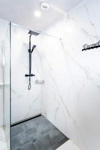 Bilik mandi di Domek pod chałpom sauna & bania +13 gambar