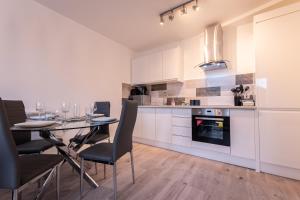 Kuchyň nebo kuchyňský kout v ubytování BEST PRICE - Superb Southampton City Apartments, Single Beds or King Size & Sofabed - AMAZING location close to MAYFLOWER THEATRE FREE PARKING + 36 fotografií