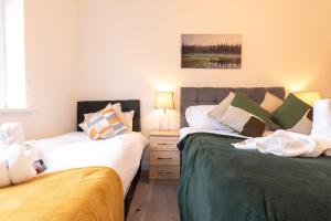 two beds sitting next to each other in a bedroom at BEST PRICE - Superb Southampton City Apartments, Single Beds or King Size & Sofabed - AMAZING location close to MAYFLOWER THEATRE FREE PARKING in Southampton