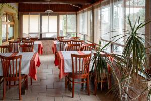 Reštaurácia alebo iné gastronomické zariadenie v ubytovaní Hotel Zéta