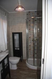 uma casa de banho com um chuveiro e um WC. em EL EMBARCADERO em Toledo