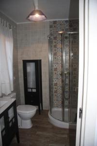 a bathroom with a shower and a toilet at EL EMBARCADERO in Toledo