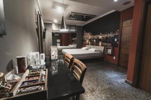 a room with two beds and a table with chairs at Paris Motel in Matão