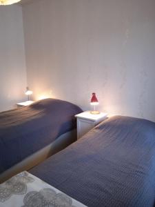 dos camas sentadas una al lado de la otra en una habitación en Omakotitalo keskustan lähellä, en Joensuu