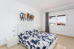 ein weißes Schlafzimmer mit einem Bett und einem Fenster in der Unterkunft DeLuxe Apt. 110qm+Terrasse 60qm Pool WIFI Golf Yachthafen in San Miguel de Abona