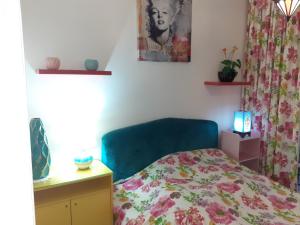 een slaapkamer met een bed met een bloemenbed bij Appartment Avenue Hassan II in Agadir