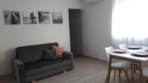 uma sala de estar com um sofá e uma mesa em LILIOM Apartment with FREE PARKING space em Budapeste