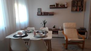 Posedenie v ubytovaní LILIOM Apartment with FREE PARKING space + 4 fotografie