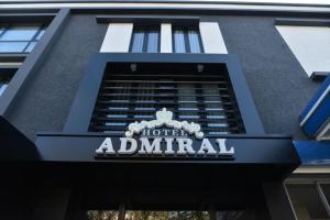un panneau d'animaux d'hôtel sur le côté d'un bâtiment dans l'établissement Admiral Hotel, à Elbasan