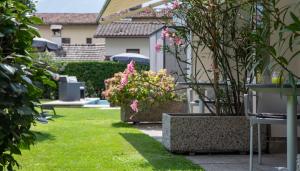 Giardino di Smart-HOTEL MINUSIO, a Swiss Quality Hotel