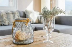 un tavolo in legno con un vaso e un vaso di vetro di Yvonne's Stone House ad Aráchova