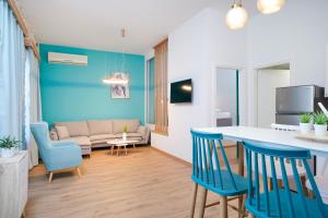 cocina y sala de estar con pared azul en Hibiscus Villa, en Theológos