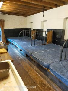 eine Reihe von Betten in einem Zimmer in der Unterkunft Leek Camping Barns in Leek