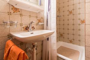 ein Bad mit einem Waschbecken und einer Dusche in der Unterkunft Haus Alpenblick in Saas-Grund