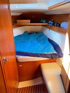 uma cama na cabine de um barco em SUPERBE VOILIER CAP AGDE avec parking gratuit sur place em Cap d'Agde