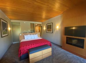 Postel nebo postele na pokoji v ubytování Penticton Lakeside Resort