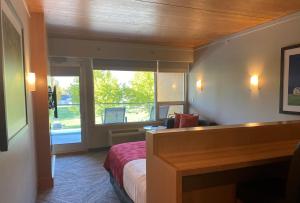 Postel nebo postele na pokoji v ubytování Penticton Lakeside Resort