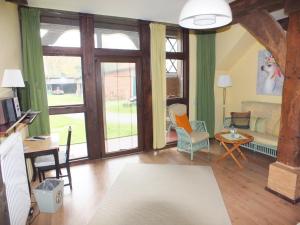 ein Wohnzimmer mit einem Sofa und einem Tisch in der Unterkunft Taubenhof - Gut Cadenberge in Cadenberge
