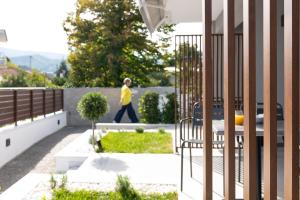 Taman di luar Afros Suites