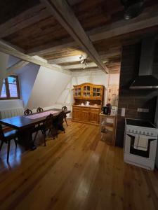 Großes Zimmer mit einem Tisch und einer Küche in der Unterkunft Les Epicuriens du Rempart in Eguisheim