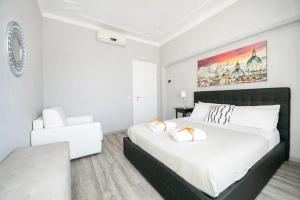 ローマにあるサン ピーター ラフィーズ ハウスの白いベッドルーム(大型ベッド1台、椅子付)
