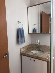 a bathroom with a sink and a mirror at Resort Pé na Areia próximo Beto Carrero in Barra Velha