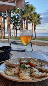 een bord eten en een glas bier bij APARTAMENTO Torre Del Mar in Torre del Mar