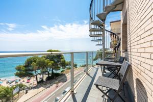ミアミ・プラトーヤにあるHauzify I Apartaments Panoramicの海の景色を望むバルコニー(椅子2脚付)